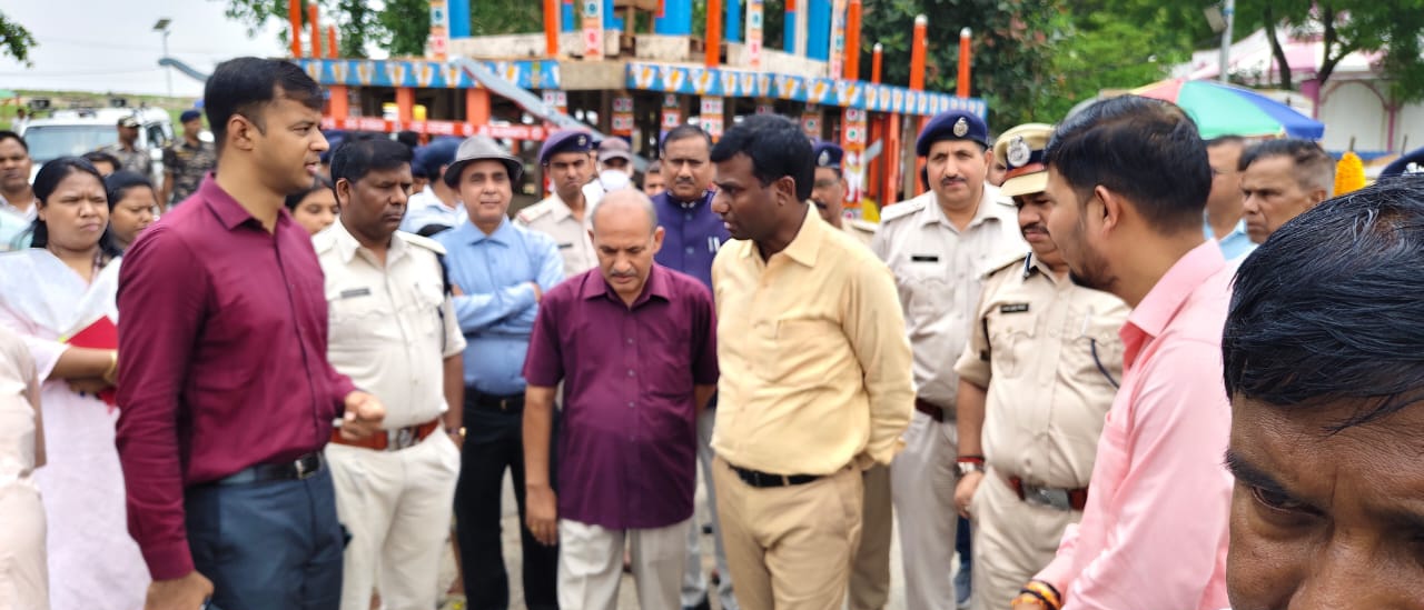 निरीक्षण करते उपायुक्त और एसएसपी निरीक्षण करते उपायुक्त और एसएसपी