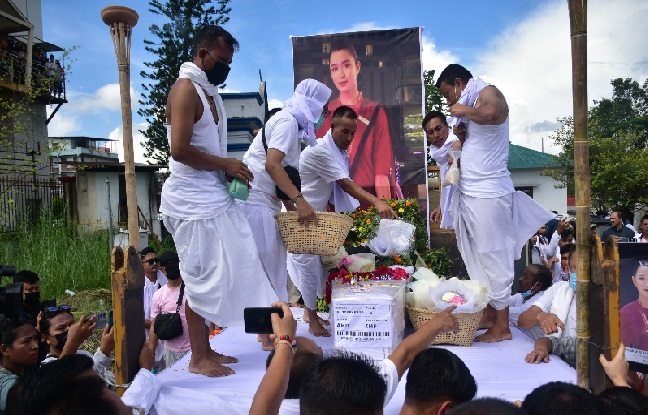 कोंगब्रैलत्पम एनगंथोई शर्मा की अंतिम यात्रा की तस्वीर कोंगब्रैलत्पम एनगंथोई शर्मा की अंतिम यात्रा की तस्वीर