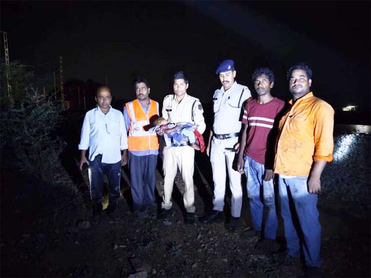 रेलवे ट्रैक पर मिला छह माह का बच्चा रेलवे ट्रैक पर मिला छह माह का बच्चा