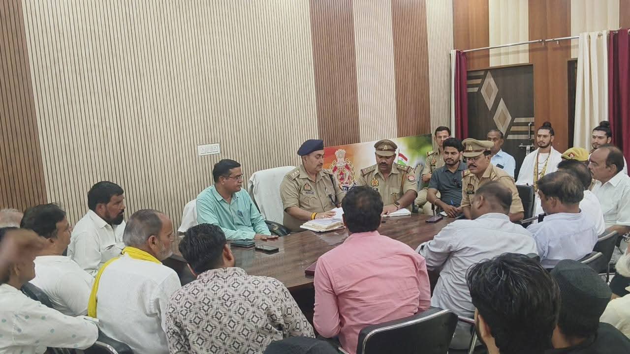 बैठक करते पुलिस के अधिकारी बैठक करते पुलिस के अधिकारी