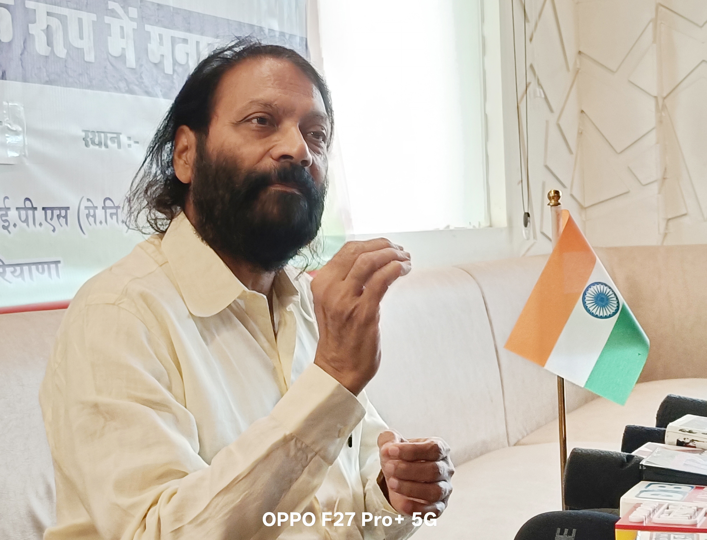 गुरुग्राम में पत्रकारों से बात करते पूर्व डीजीपी शील मधुर।