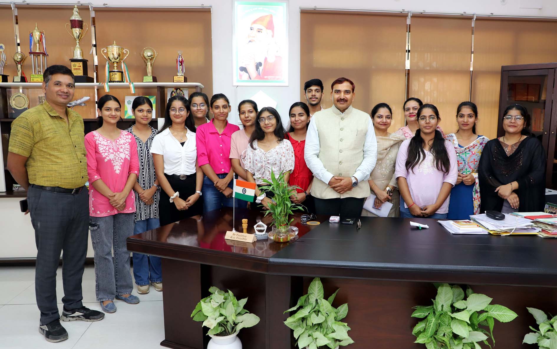 चयनित विद्यार्थियों को शुभकामनाएं देते कुलपति प्रो. नरसी राम बिश्नोई। चयनित विद्यार्थियों को शुभकामनाएं देते कुलपति प्रो. नरसी राम बिश्नोई।