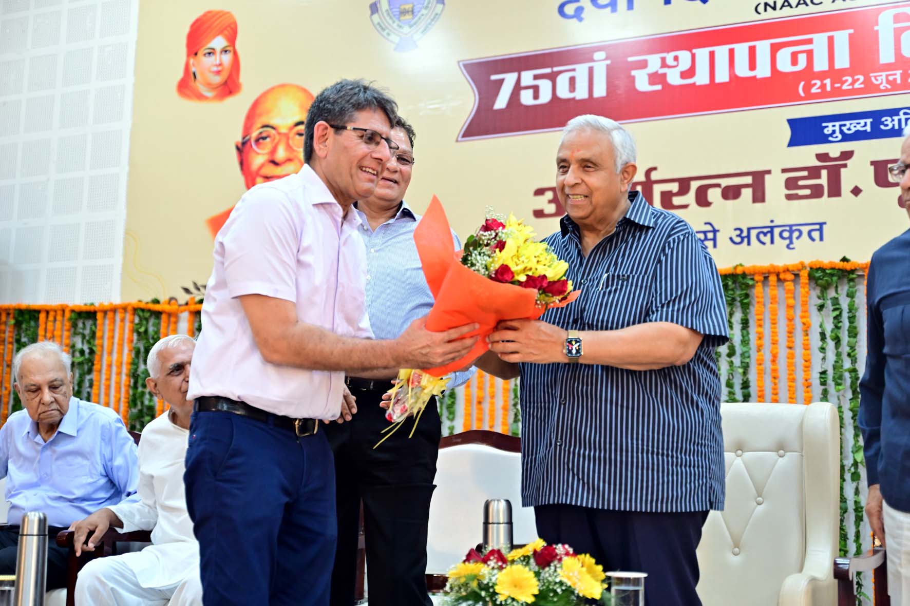मुख्य अतिथि पद्मश्री आर्य रत्न पूनम सूरी का स्वागत करते महाविद्यालय प्राचार्य डॉ. विक्रमजीत सिंह। मुख्य अतिथि पद्मश्री आर्य रत्न पूनम सूरी का स्वागत करते महाविद्यालय प्राचार्य डॉ. विक्रमजीत सिंह।