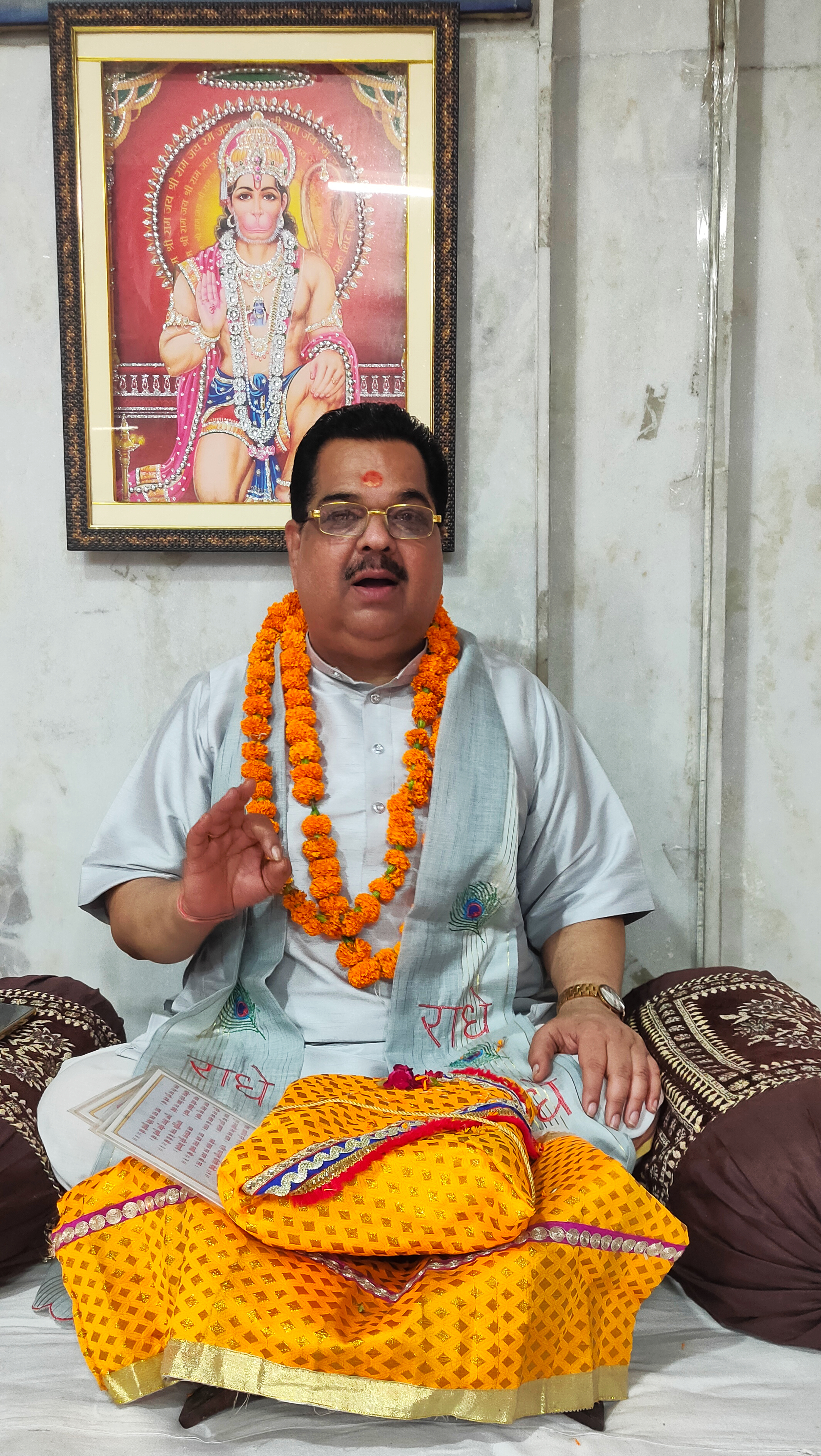 शिव शक्ति मंदिर रामगंगा विहार में श्री राम कथा का श्रवण कराते पंडित बृजेश पाठक रामायणी। शिव शक्ति मंदिर रामगंगा विहार में श्री राम कथा का श्रवण कराते पंडित बृजेश पाठक रामायणी।