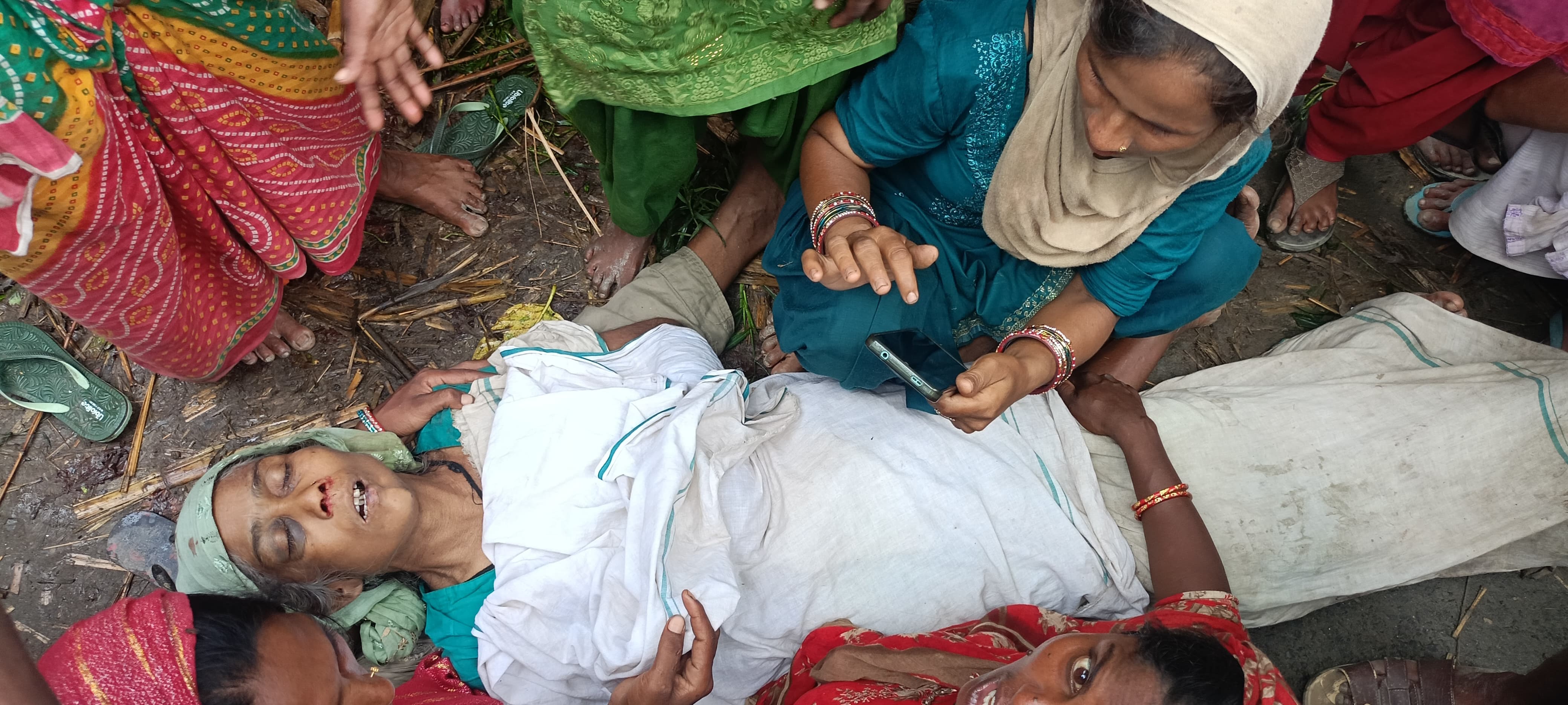 अररिया फोटो:मृतका के साथ परिजन अररिया फोटो:मृतका के साथ परिजन