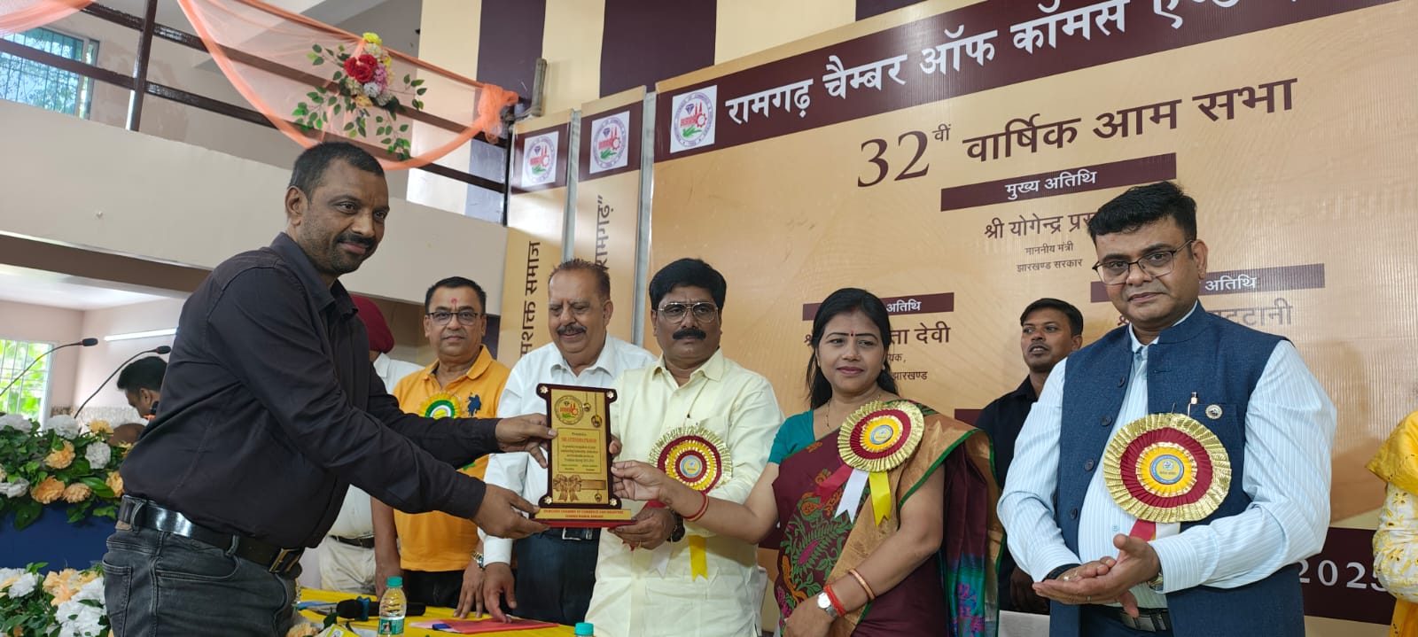 मोमेंटो देकर सम्मानित करते अतिथि मोमेंटो देकर सम्मानित करते अतिथि