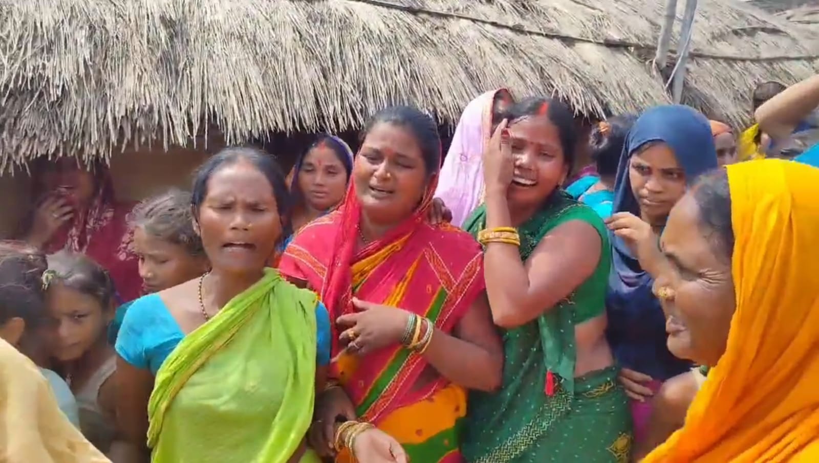 रोते-बिलखते नवविवाहिता के परिजन रोते-बिलखते नवविवाहिता के परिजन