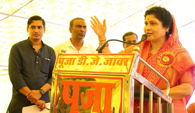 सांदीपनि विद्यालय भवन के निरीक्षण के बाद कार्यक्रम को संबोधित करते हुए मंत्री कृष्णा गौर सांदीपनि विद्यालय भवन के निरीक्षण के बाद कार्यक्रम को संबोधित करते हुए मंत्री कृष्णा गौर