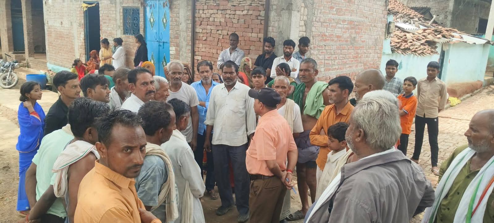 परिजनो के साथ मौजूद अधिकारी परिजनो के साथ मौजूद अधिकारी