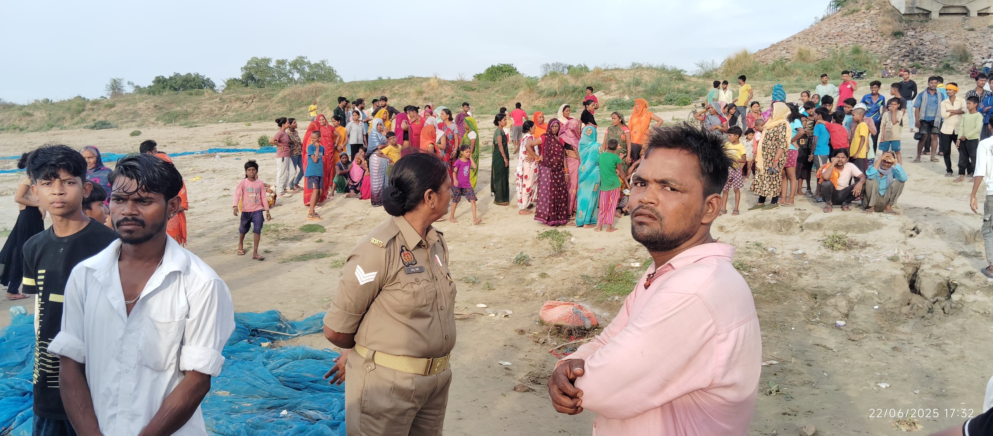 चुनार बालू घाट स्थित गंगा तट पर मौजूद परिजन, स्थानीय व पुलिस