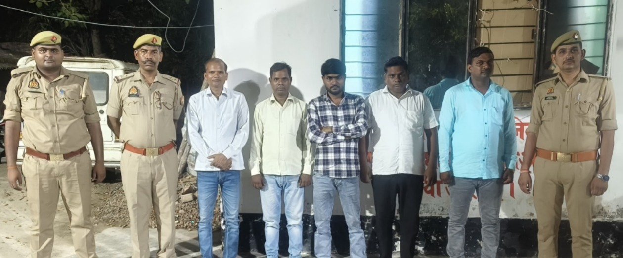 धर्म परिवर्तन कराने वाले 5 लोग गिरफ्तार पुलिस अभिरक्षा में धर्म परिवर्तन कराने वाले 5 लोग गिरफ्तार पुलिस अभिरक्षा में