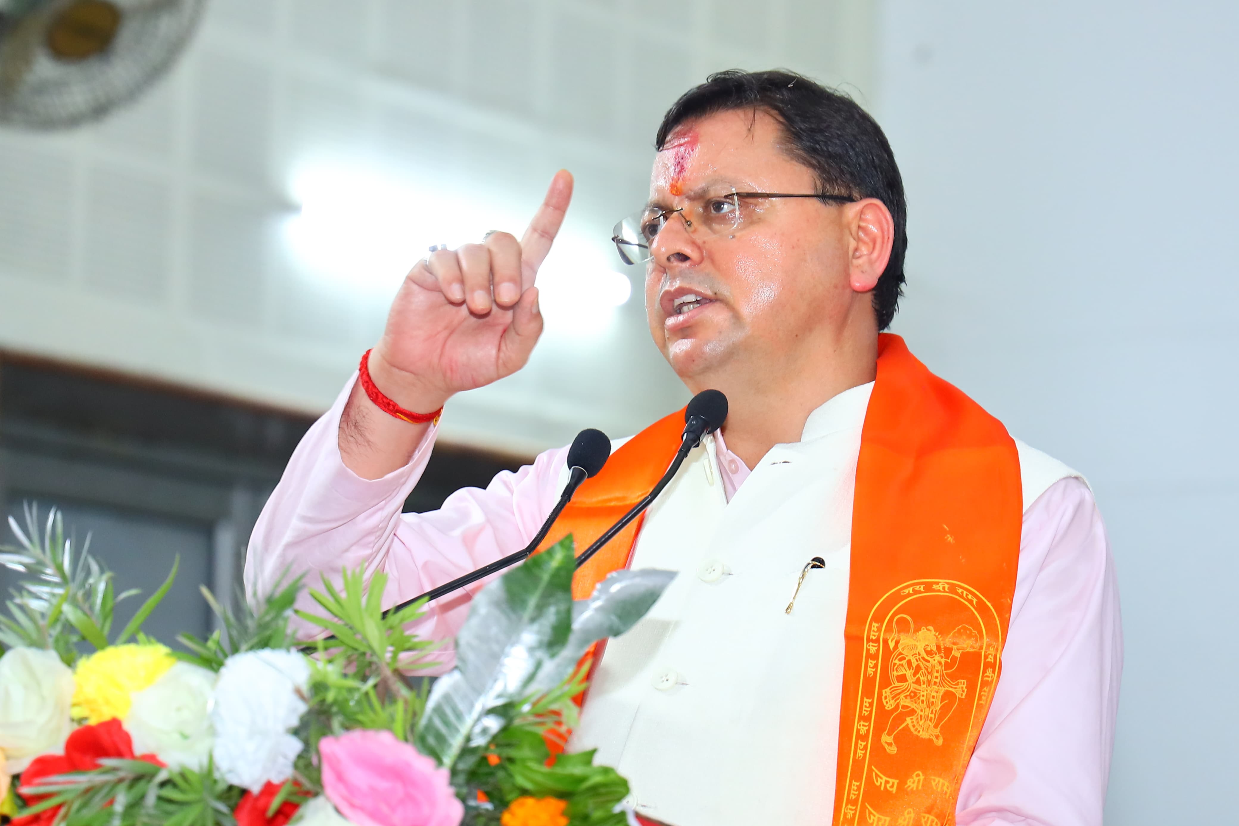 मुख्यमंत्री मजदूर संघ के कार्यक्रम को संबोधित करते हुए मुख्यमंत्री मजदूर संघ के कार्यक्रम को संबोधित करते हुए