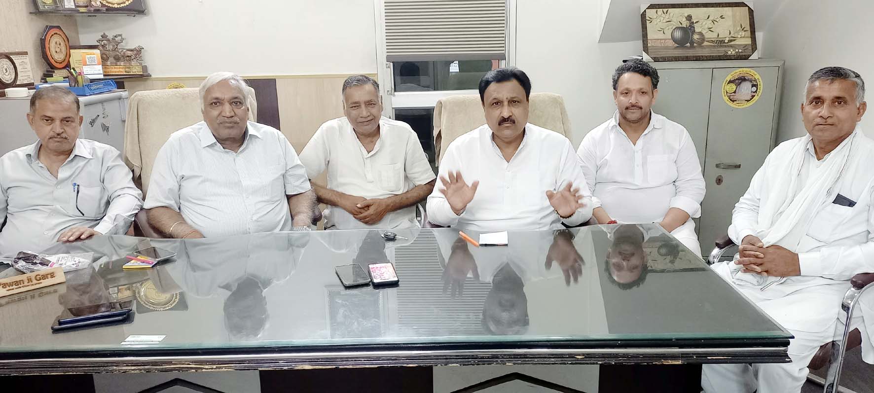 व्यापारी प्रतिनिधियों को सम्बोधित करते व्यापार मंडल के प्रांतीय अध्यक्ष बजरंग गर्ग। व्यापारी प्रतिनिधियों को सम्बोधित करते व्यापार मंडल के प्रांतीय अध्यक्ष बजरंग गर्ग।