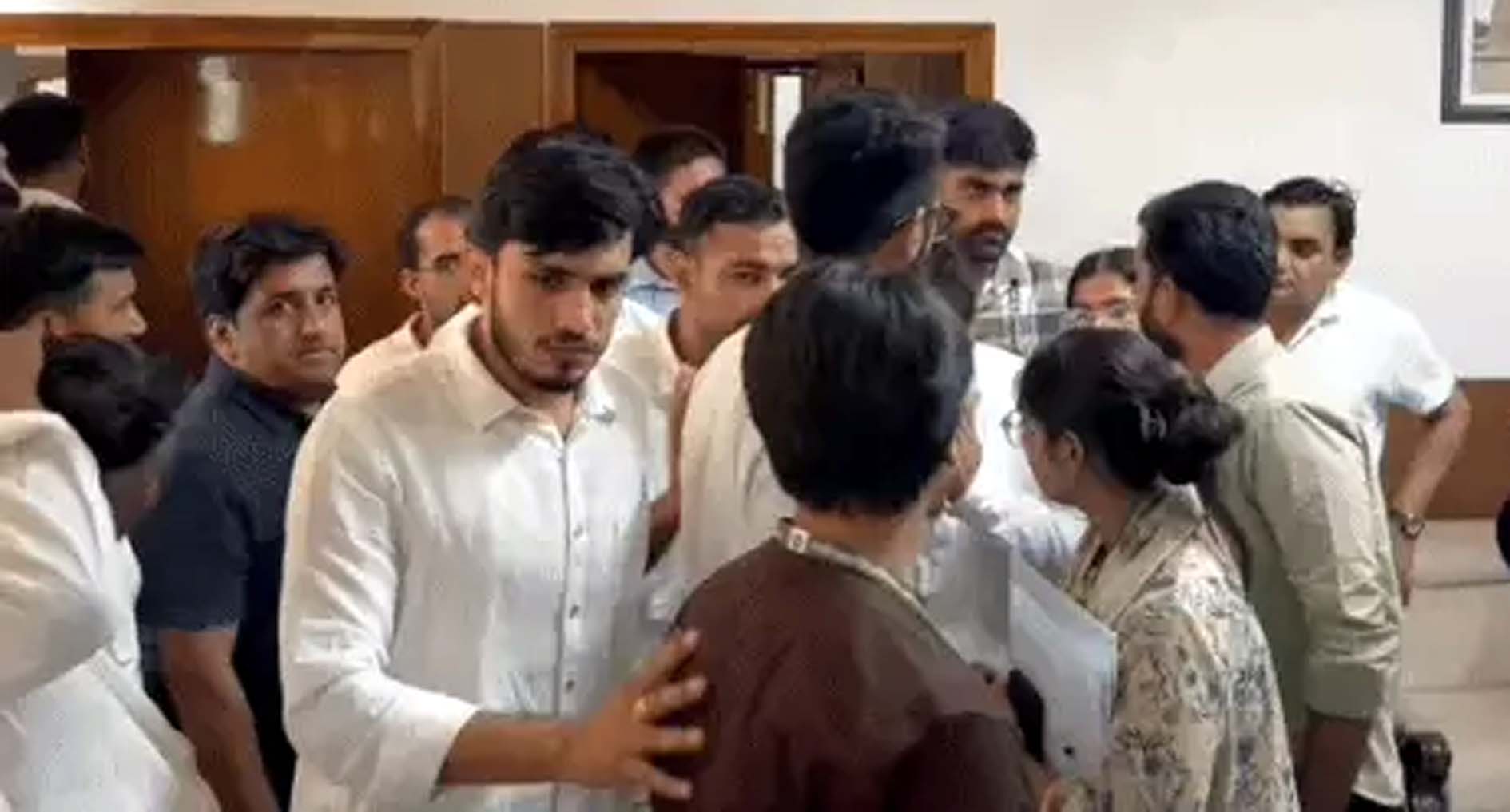 सरकार की कमेटी से बातचीत टूटने के बाद बाहर आते आंदोलनकारी विद्यार्थी। सरकार की कमेटी से बातचीत टूटने के बाद बाहर आते आंदोलनकारी विद्यार्थी।
