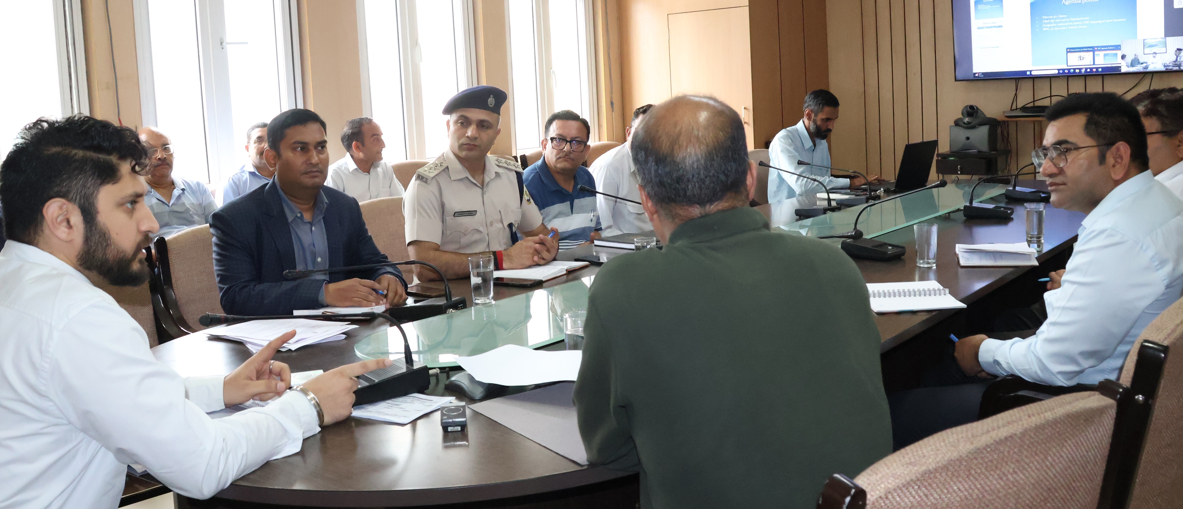 संबंधित विभागों के अधिकारियों के साथ बैठक करते हुए उपायुक्त। संबंधित विभागों के अधिकारियों के साथ बैठक करते हुए उपायुक्त।
