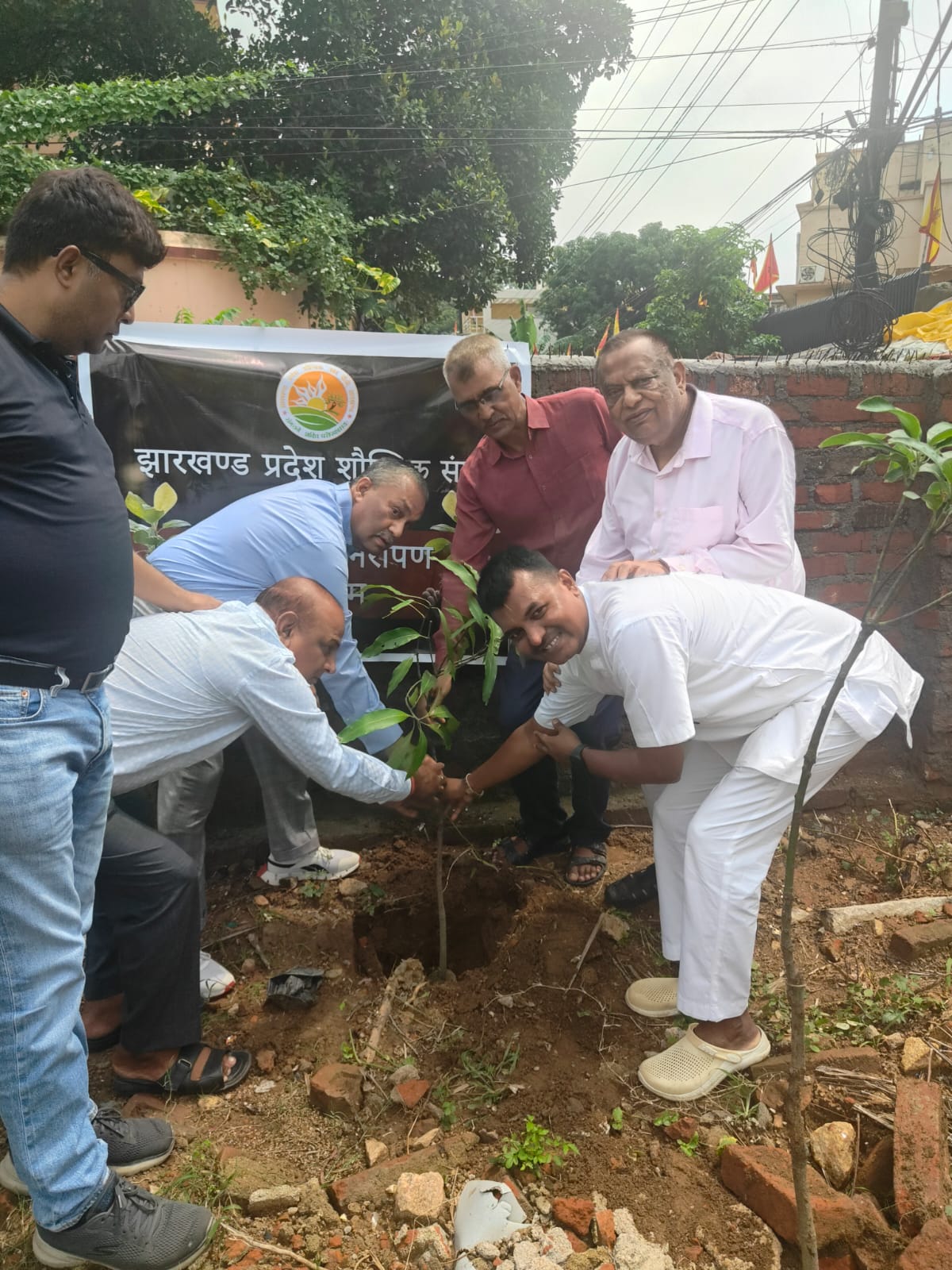पौधरोपण करते संघ के सदस्य पौधरोपण करते संघ के सदस्य
