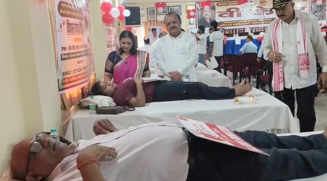 रक्तदान करते लोग