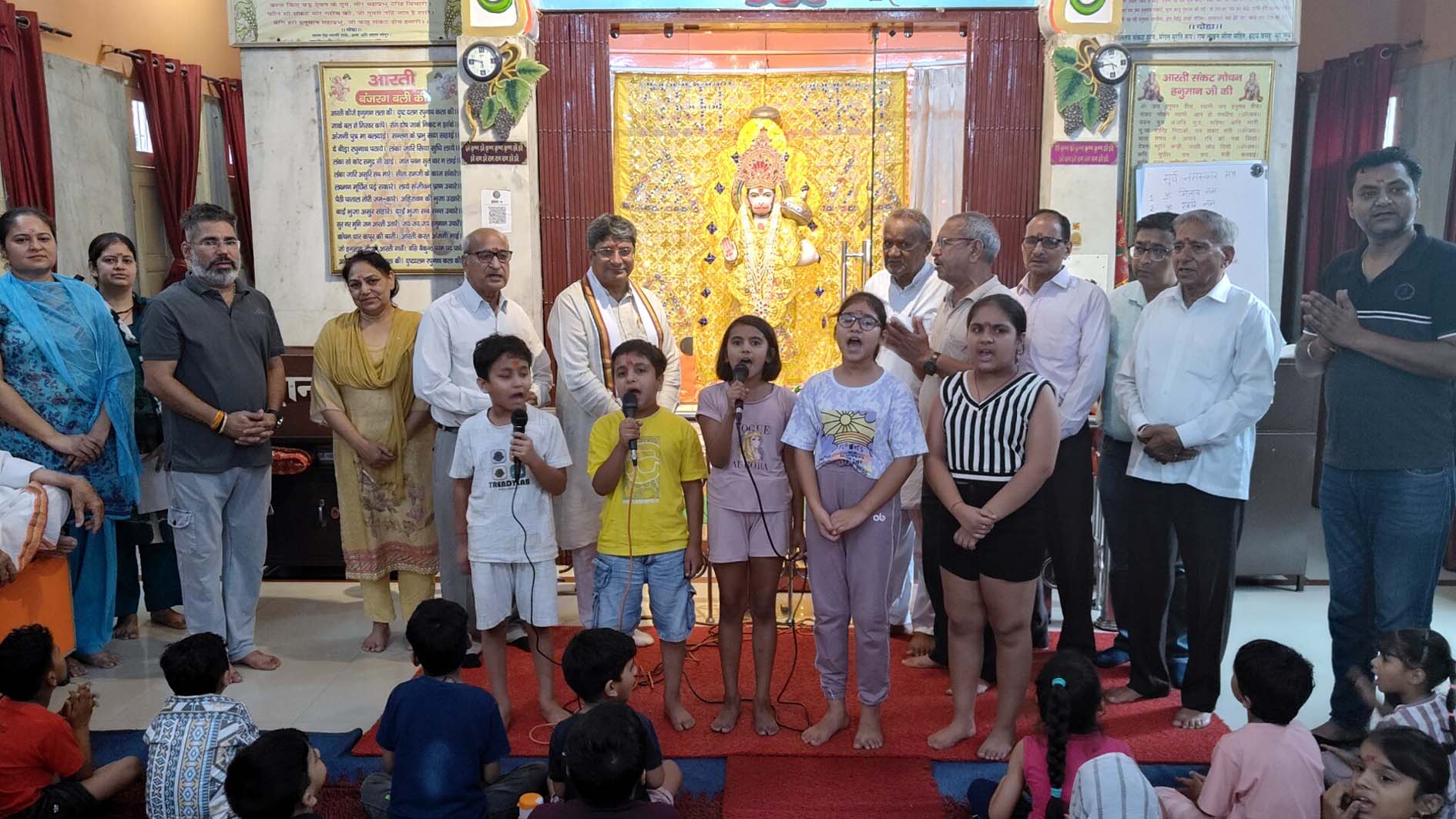 अध्यात्मिक शिविर में हनुमान चालीसा गाते हुए बच्चे। अध्यात्मिक शिविर में हनुमान चालीसा गाते हुए बच्चे।