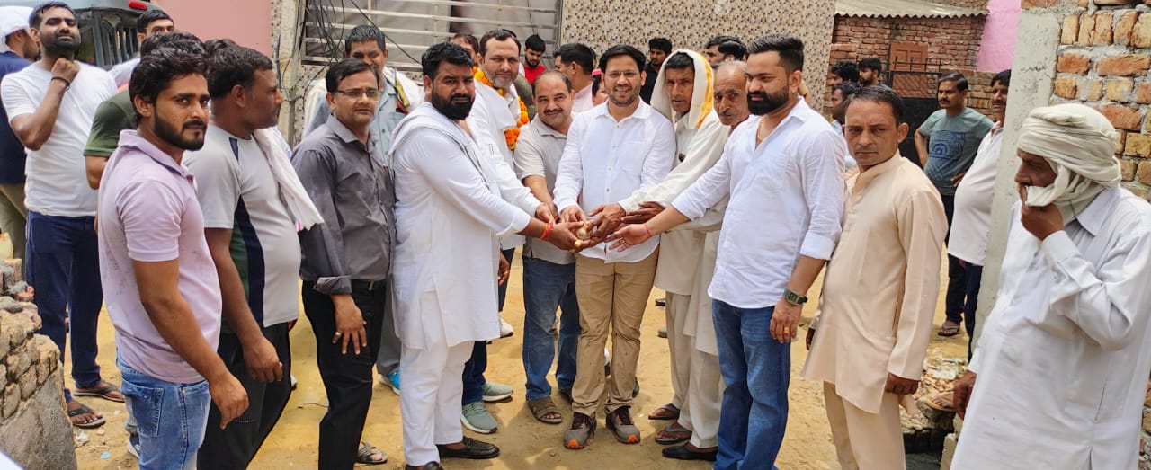 नगर परिषद अध्यक्ष डॉक्टर यशपाल पार्षद हरकिशन तेवतिया करोड़ों रुपए की योजनाओं का शिलान्यास करवाते हुए नगर परिषद अध्यक्ष डॉक्टर यशपाल पार्षद हरकिशन तेवतिया करोड़ों रुपए की योजनाओं का शिलान्यास करवाते हुए