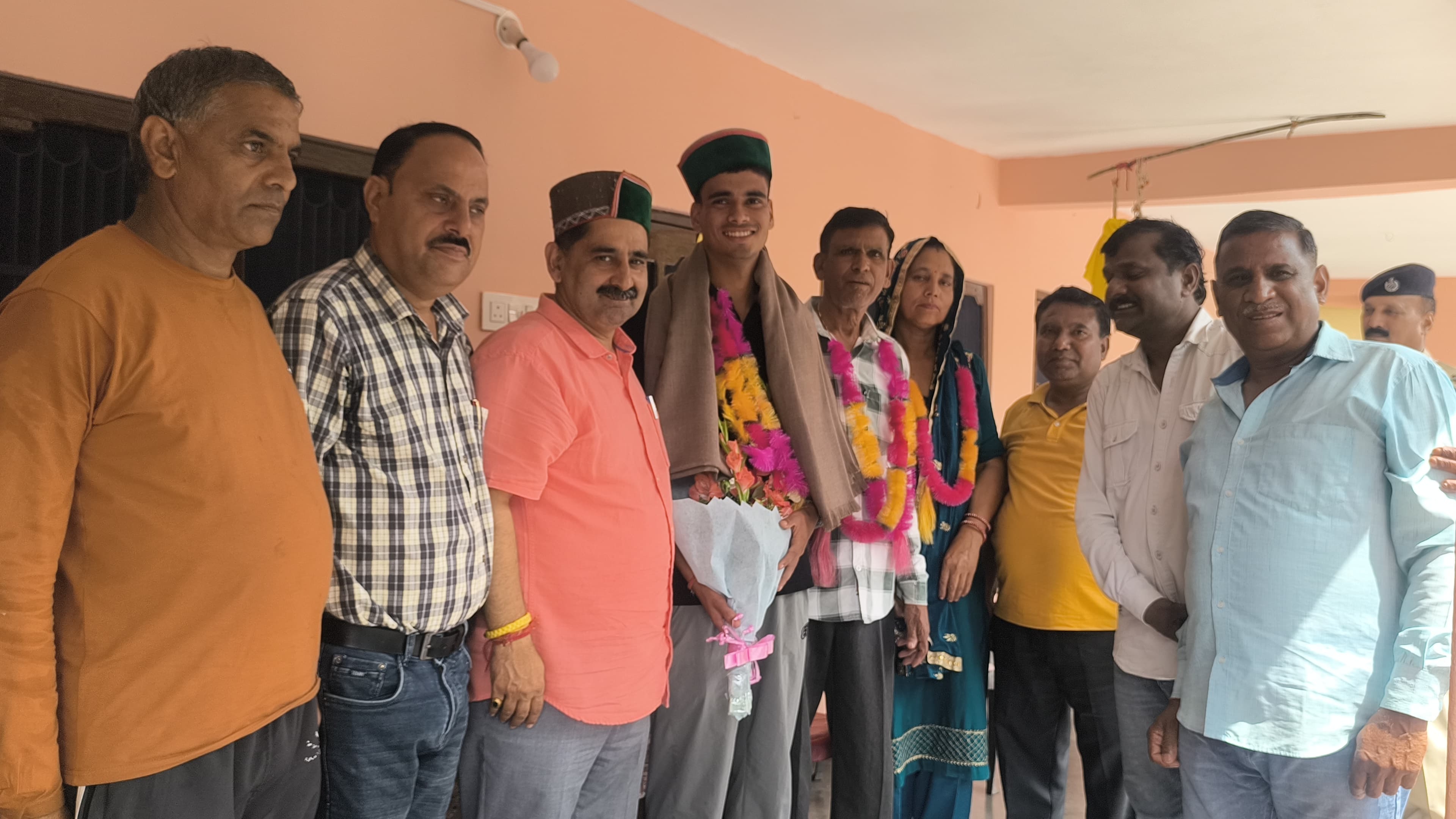 विधायक केवल पठानिया साहिल के घर पर उनसे मिलते हुए।