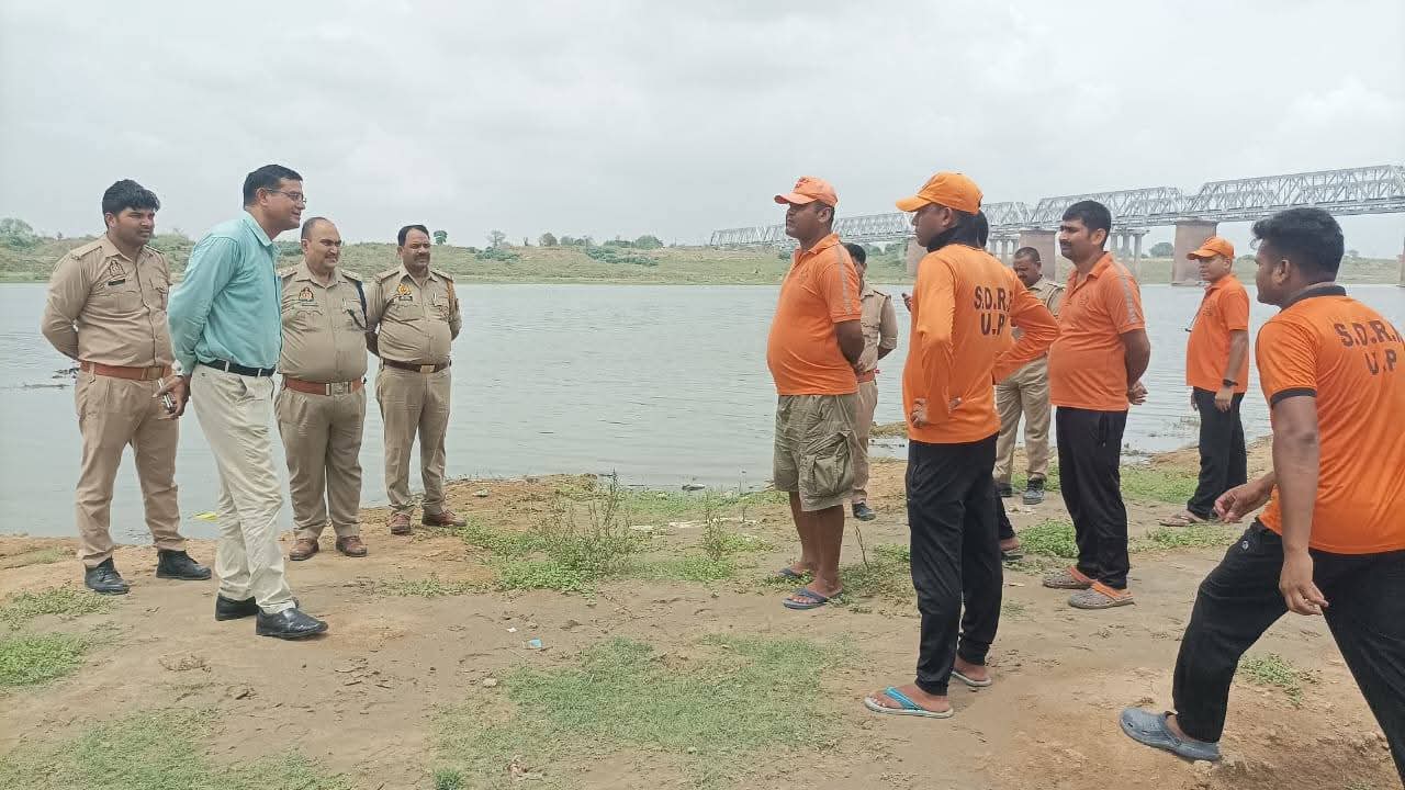 अधिकारी के साथ मॉक ड्रिल की तैयारी करती टीम अधिकारी के साथ मॉक ड्रिल की तैयारी करती टीम