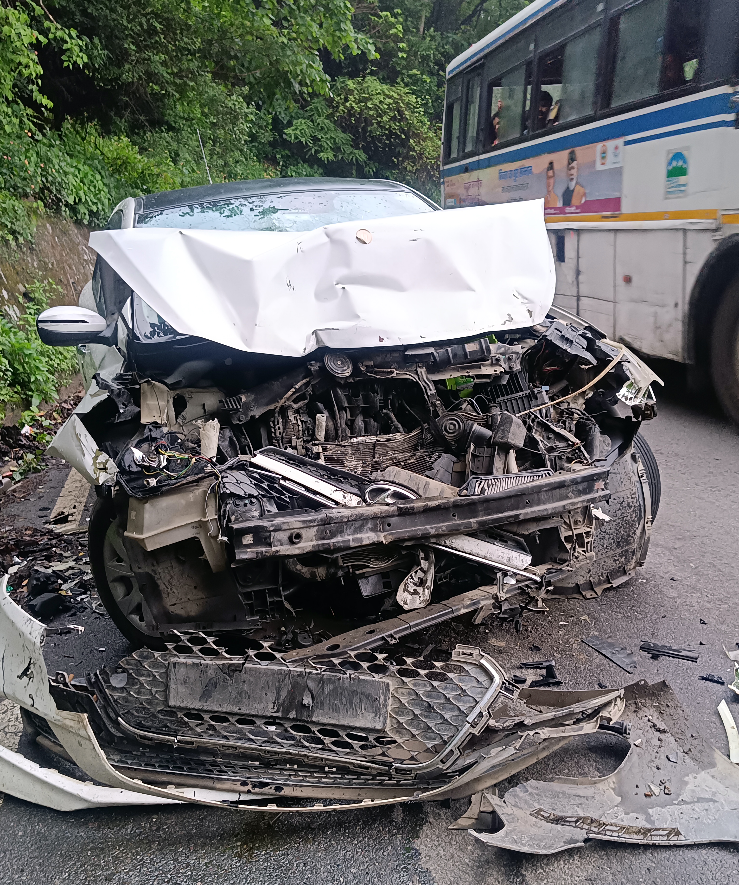 ज्योलीकोट में रोडवेज बस से टक्कर के बाद कार के हुए ऐसे हाल। ज्योलीकोट में रोडवेज बस से टक्कर के बाद कार के हुए ऐसे हाल।