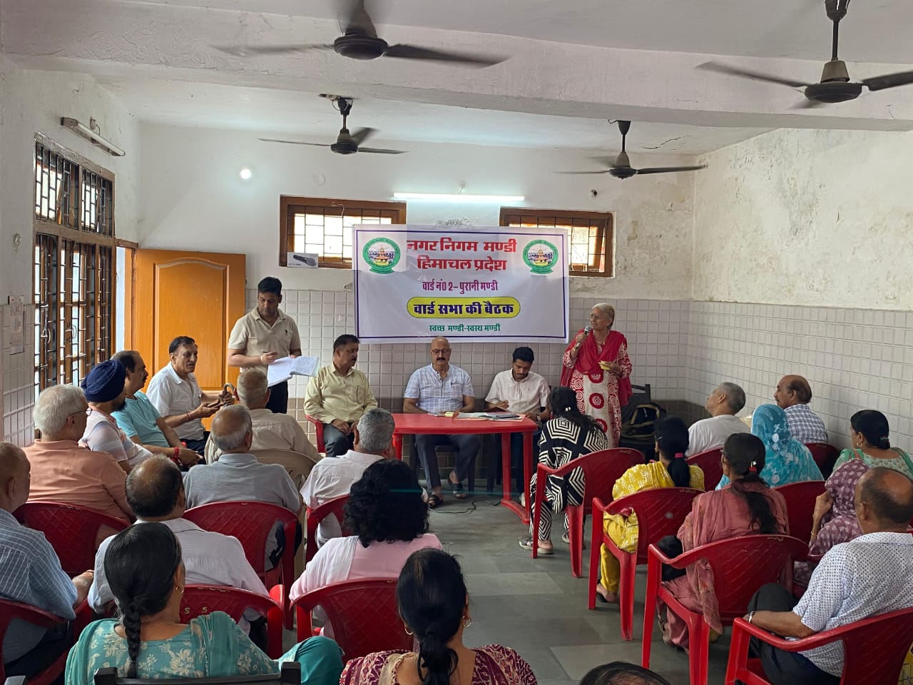 नगर निगम के वार्ड नंबर दो पुरानी मंडी में आयोजित वार्ड सभा के दौरान। नगर निगम के वार्ड नंबर दो पुरानी मंडी में आयोजित वार्ड सभा के दौरान।
