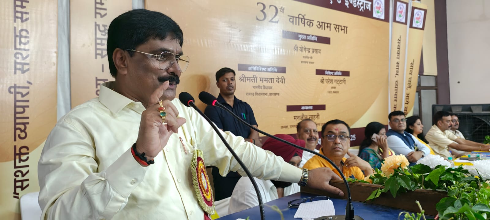 कार्यक्रम को संबोधित करते मंत्री कार्यक्रम को संबोधित करते मंत्री