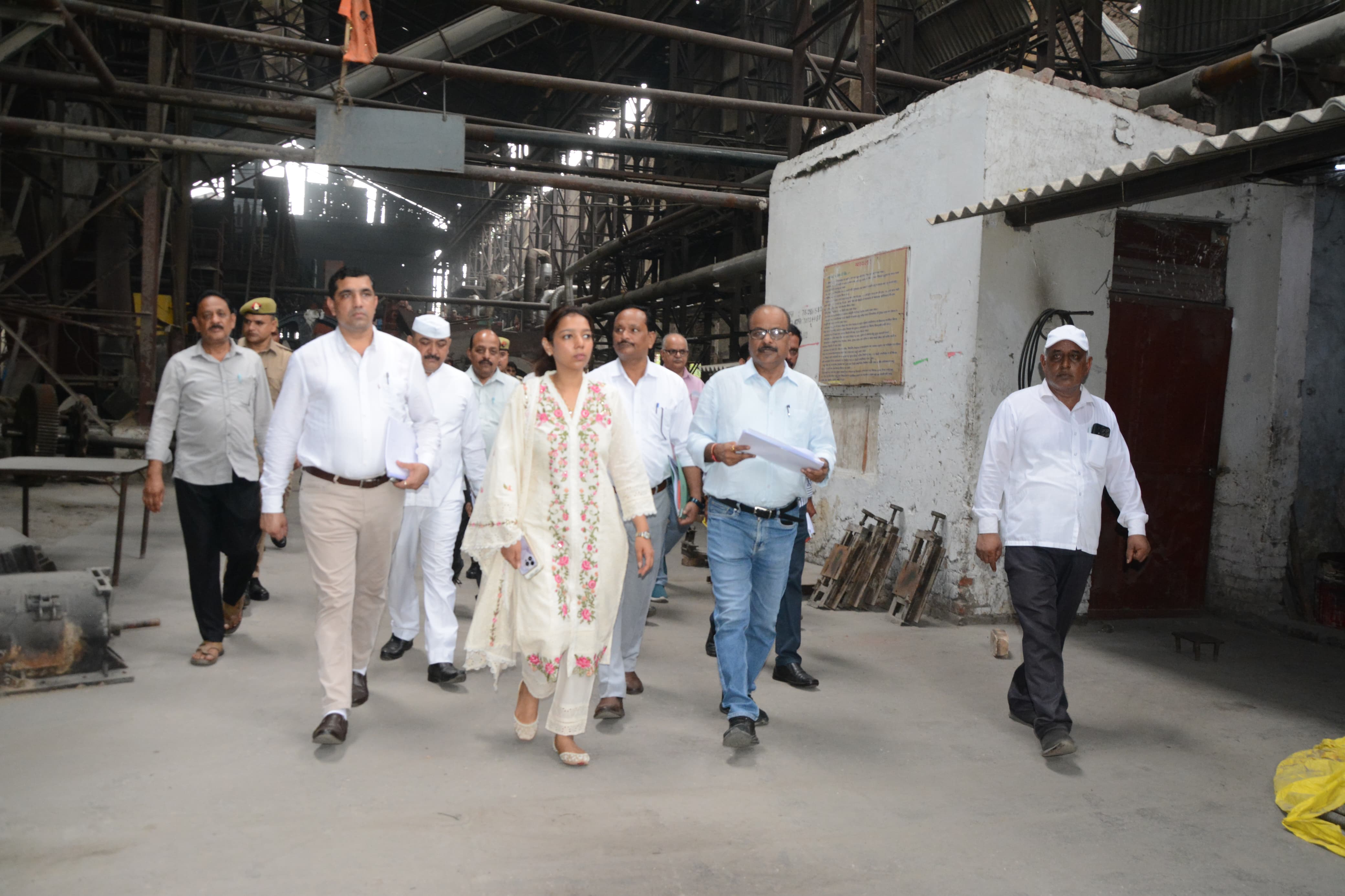 गन्ना मिल का निरीक्षण करते जिलाधिकारी गन्ना मिल का निरीक्षण करते जिलाधिकारी
