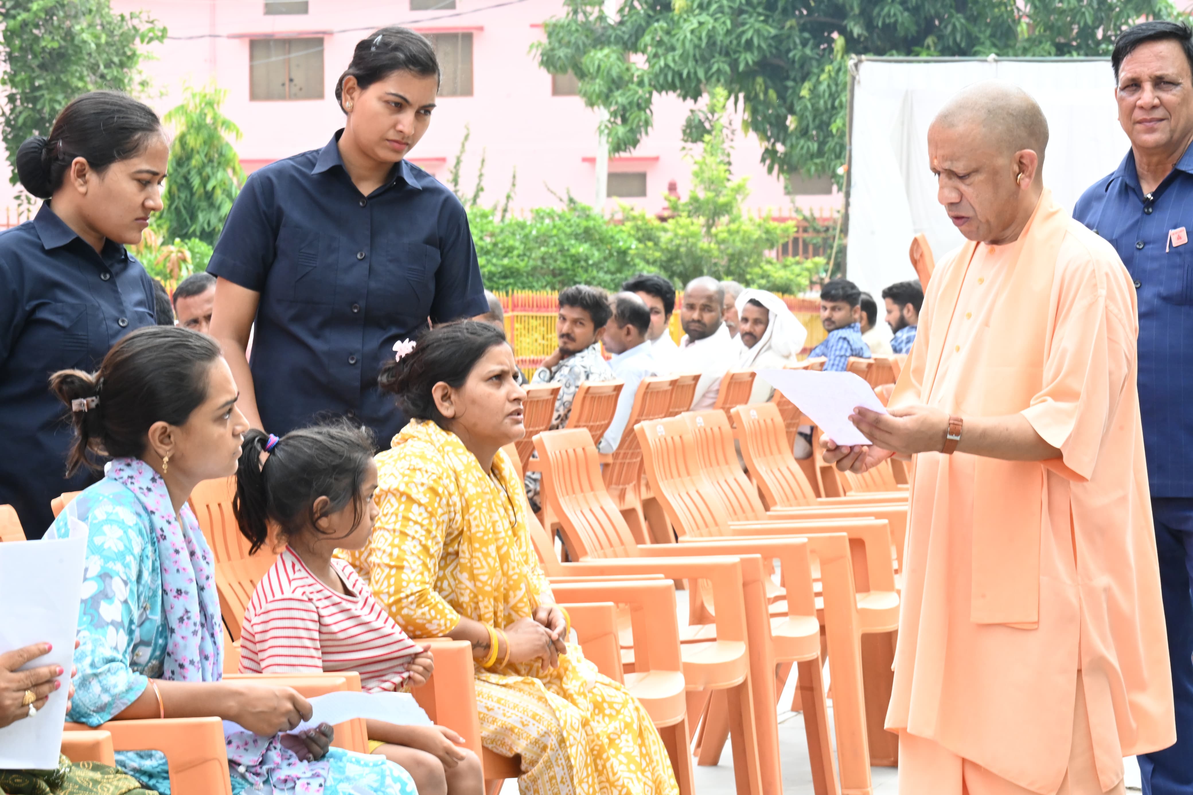 जनता दर्शन में सीएम योगी ने सुनीं करीब 200 लोगों की समस्याएं, निस्तारण के लिए अफसरों को दिए निर्देश*