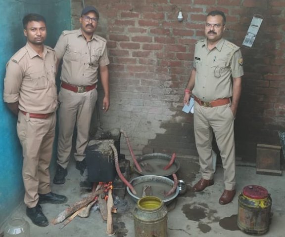 आबकारी विभाग टीम ने की छापेमारी आबकारी विभाग टीम ने की छापेमारी