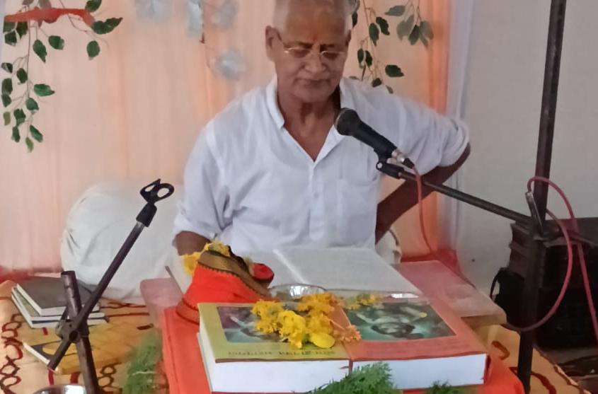 जमालपुर के मदरां गांव में भागवत कथा सुनाते पं . कृष्णानंद महाराज। जमालपुर के मदरां गांव में भागवत कथा सुनाते पं . कृष्णानंद महाराज।