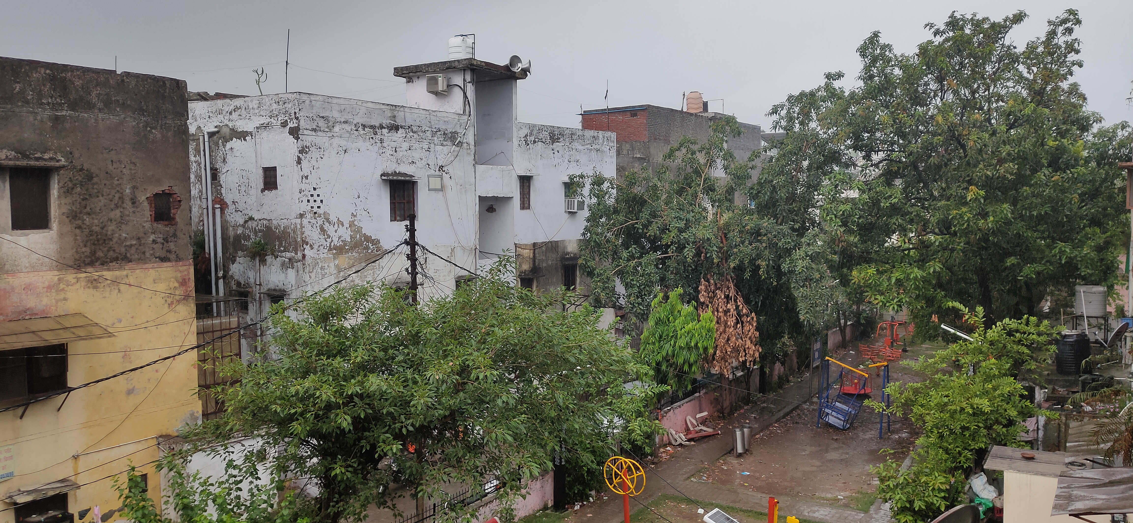 रविवार को मुरादाबाद महानगर के रामगंगा विहार कालोनी में होती बूंदाबांदी बारिश। रविवार को मुरादाबाद महानगर के रामगंगा विहार कालोनी में होती बूंदाबांदी बारिश।