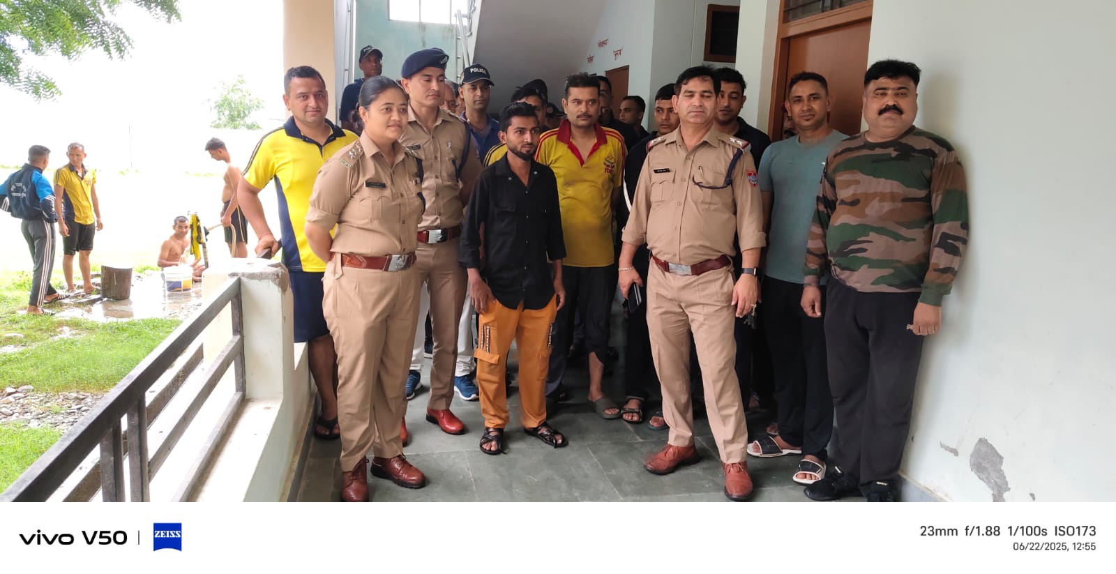 बचाए गए व्यक्ति के साथ एसडीआरएफ और पुलिस टीम बचाए गए व्यक्ति के साथ एसडीआरएफ और पुलिस टीम