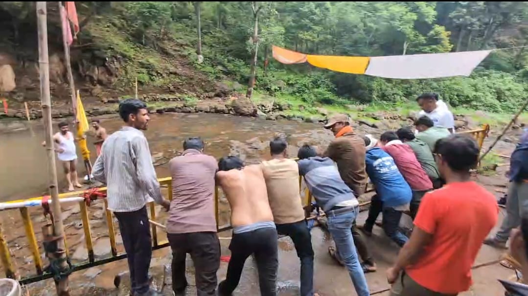 स्थानीय लोग बैरिकेड्स तोड़ते हुए स्थानीय लोग बैरिकेड्स तोड़ते हुए