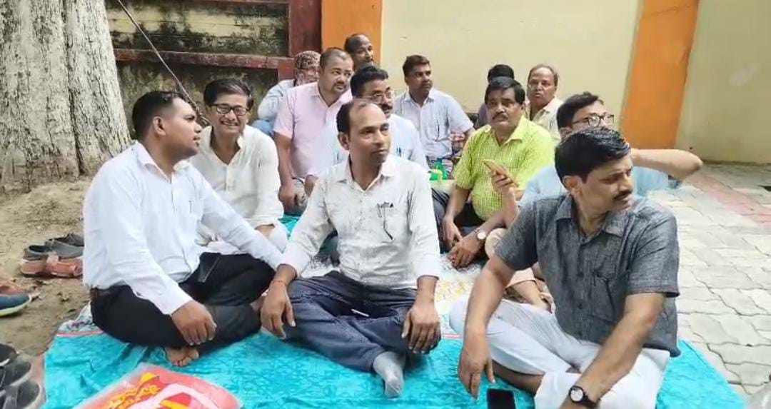 धरना देते लोग धरना देते लोग