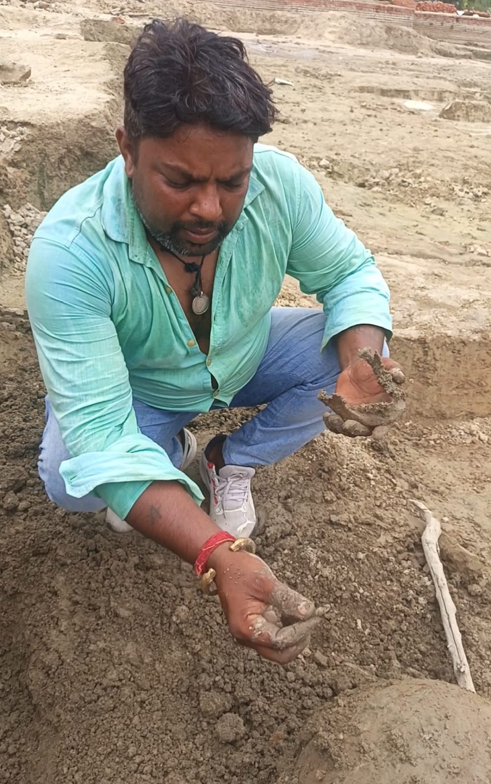 देवरड़ गांव में कंकाल दिखाते हुए मनरेगा मजदूर। देवरड़ गांव में कंकाल दिखाते हुए मनरेगा मजदूर।
