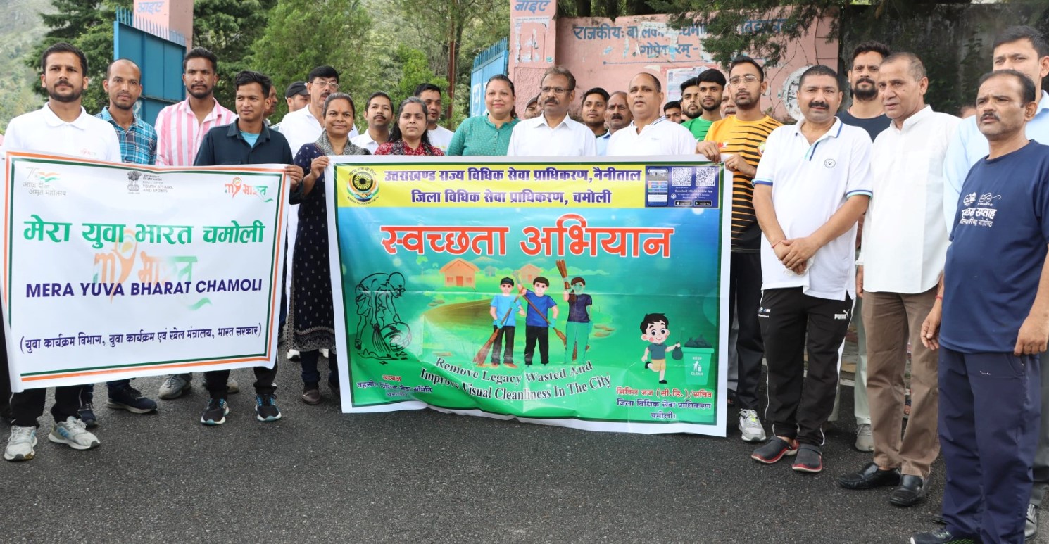 गोपेश्वर में स्वच्छता जागरूकता रैली निकालते हुए। गोपेश्वर में स्वच्छता जागरूकता रैली निकालते हुए।