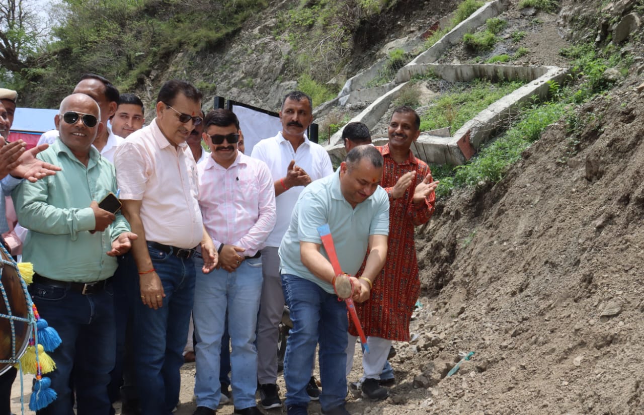 उपाध्यक्ष विधानसभा ने किया 6 करोड़ 70 लाख रुपए से बनने वाली डडुआ- नाडी सड़क का शिलान्यास उपाध्यक्ष विधानसभा ने किया 6 करोड़ 70 लाख रुपए से बनने वाली डडुआ- नाडी सड़क का शिलान्यास