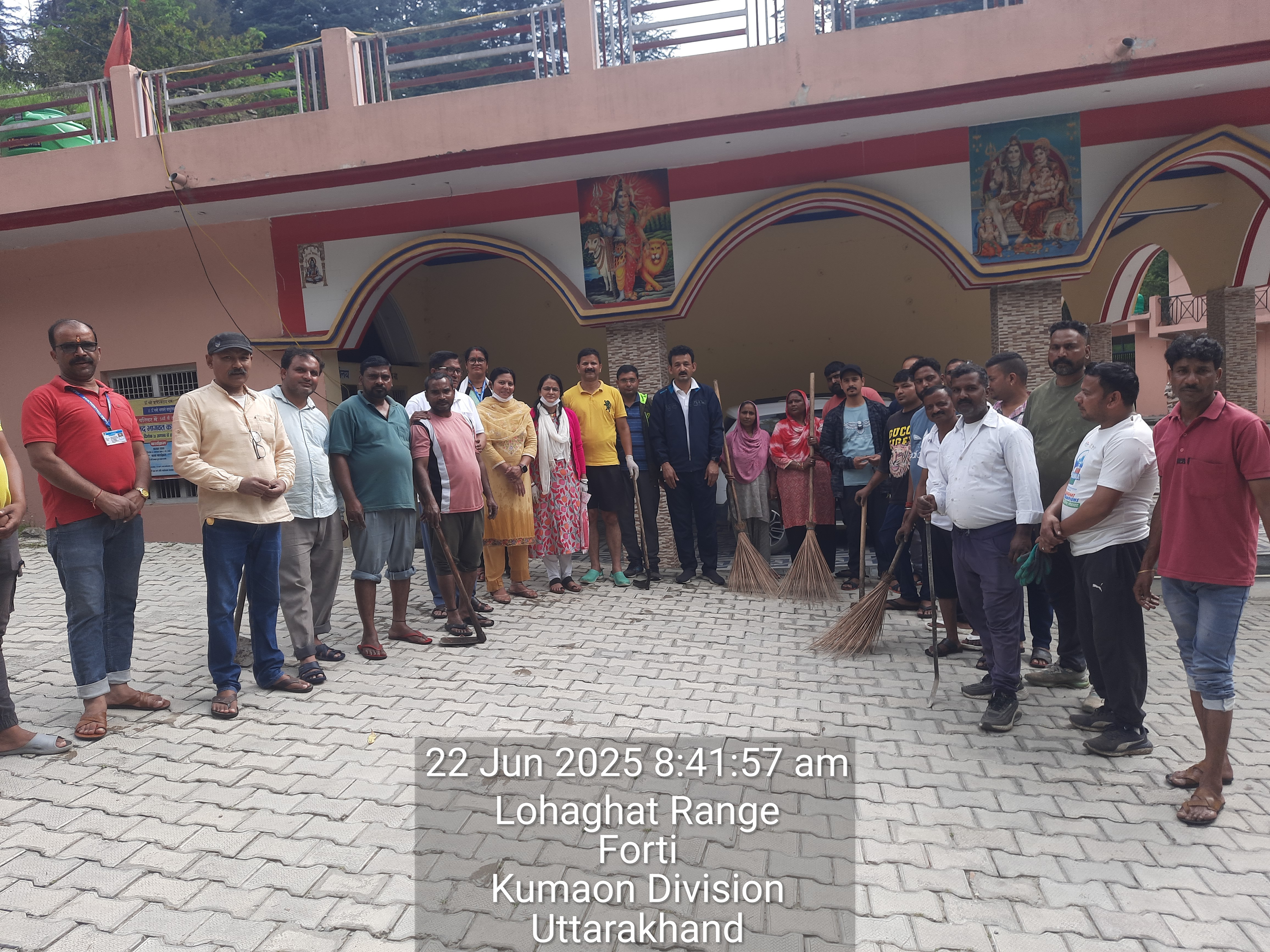 लोहाघाट में चलाया गया स्वच्छता अभियान लोहाघाट में चलाया गया स्वच्छता अभियान
