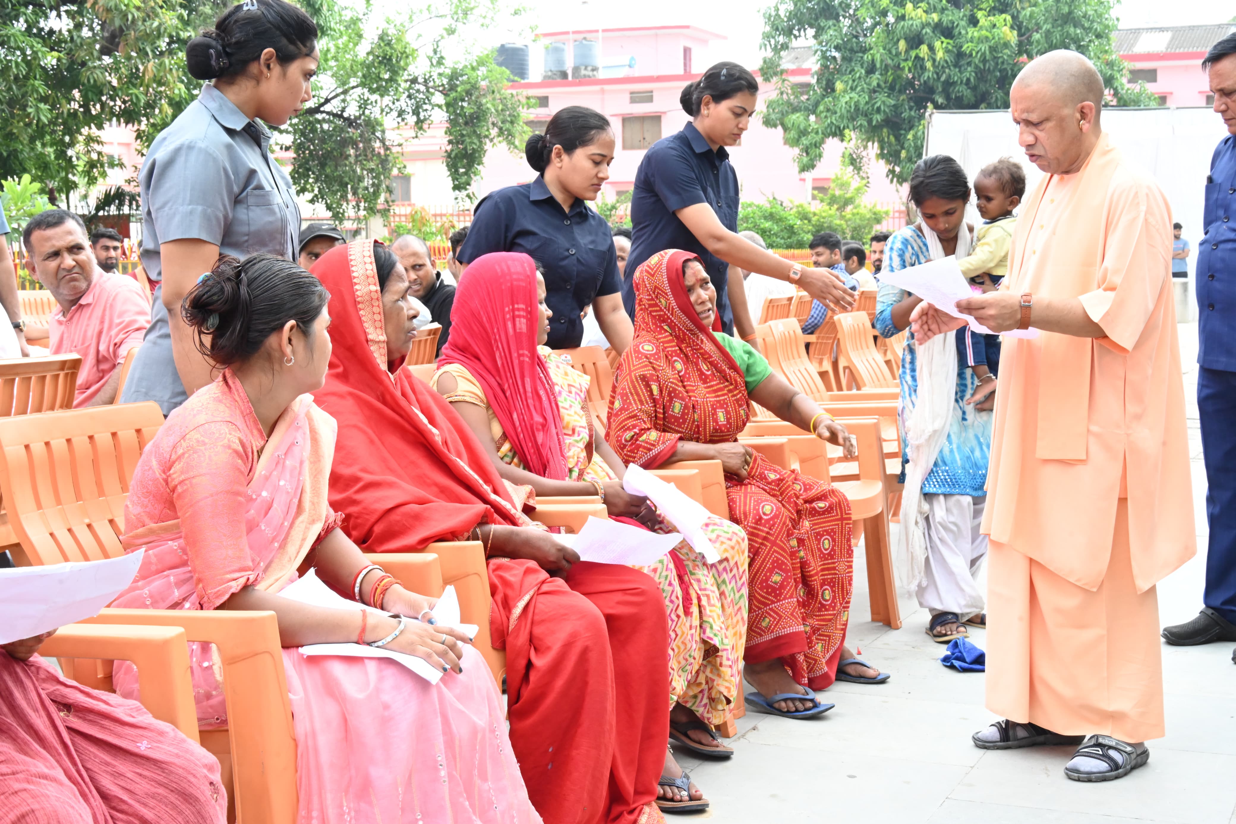 जनता दर्शन में सीएम योगी ने सुनीं करीब 200 लोगों की समस्याएं, निस्तारण के लिए अफसरों को दिए निर्देश*