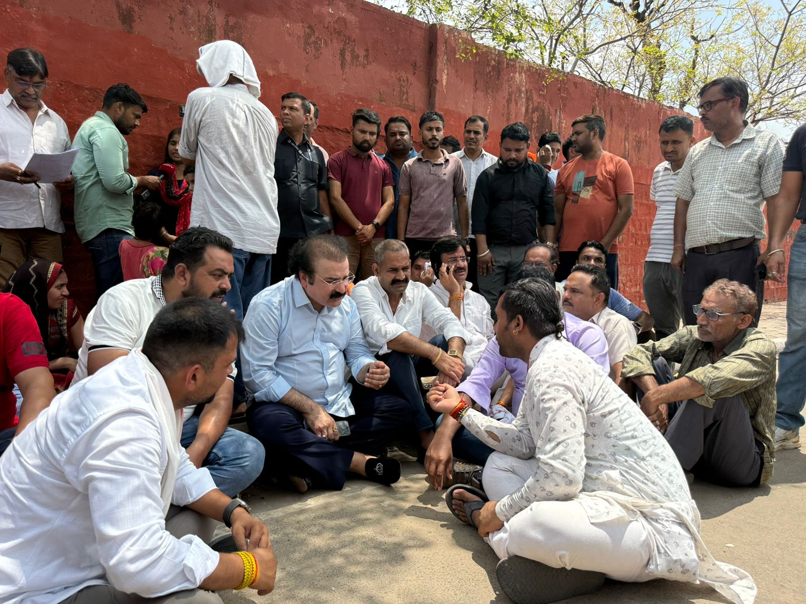 थाने में युवक का आत्महत्या मामला: धरने पर बैठे परिवार और सरकार के बीच बनी सहमति थाने में युवक का आत्महत्या मामला: धरने पर बैठे परिवार और सरकार के बीच बनी सहमति