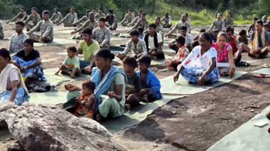पहली बार ग्रामीणाें ने जवानाें के साथ किया योगाभ्यास पहली बार ग्रामीणाें ने जवानाें के साथ किया योगाभ्यास