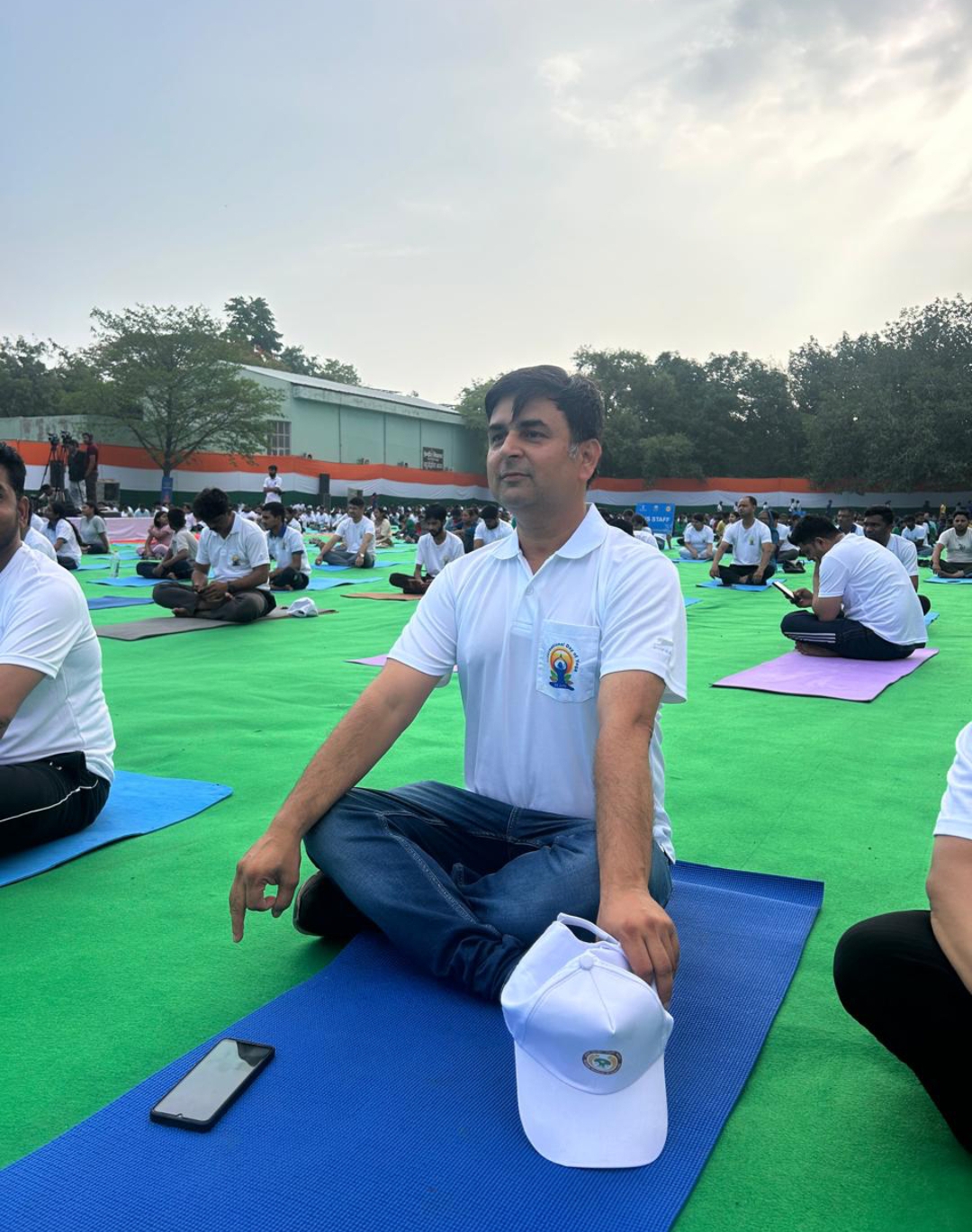 ए आई आई ए में योग करते हुए जनसंपर्क अधिकारी ए आई आई ए में योग करते हुए जनसंपर्क अधिकारी