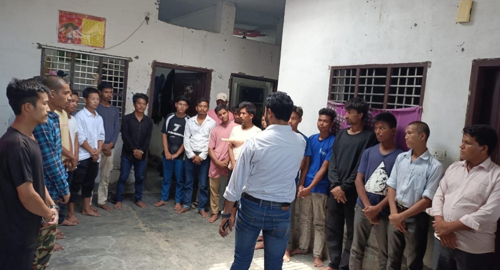 उत्तराखंड से बंधन मुक्त कराए गए नेपाली युवकों उत्तराखंड से बंधन मुक्त कराए गए नेपाली युवकों