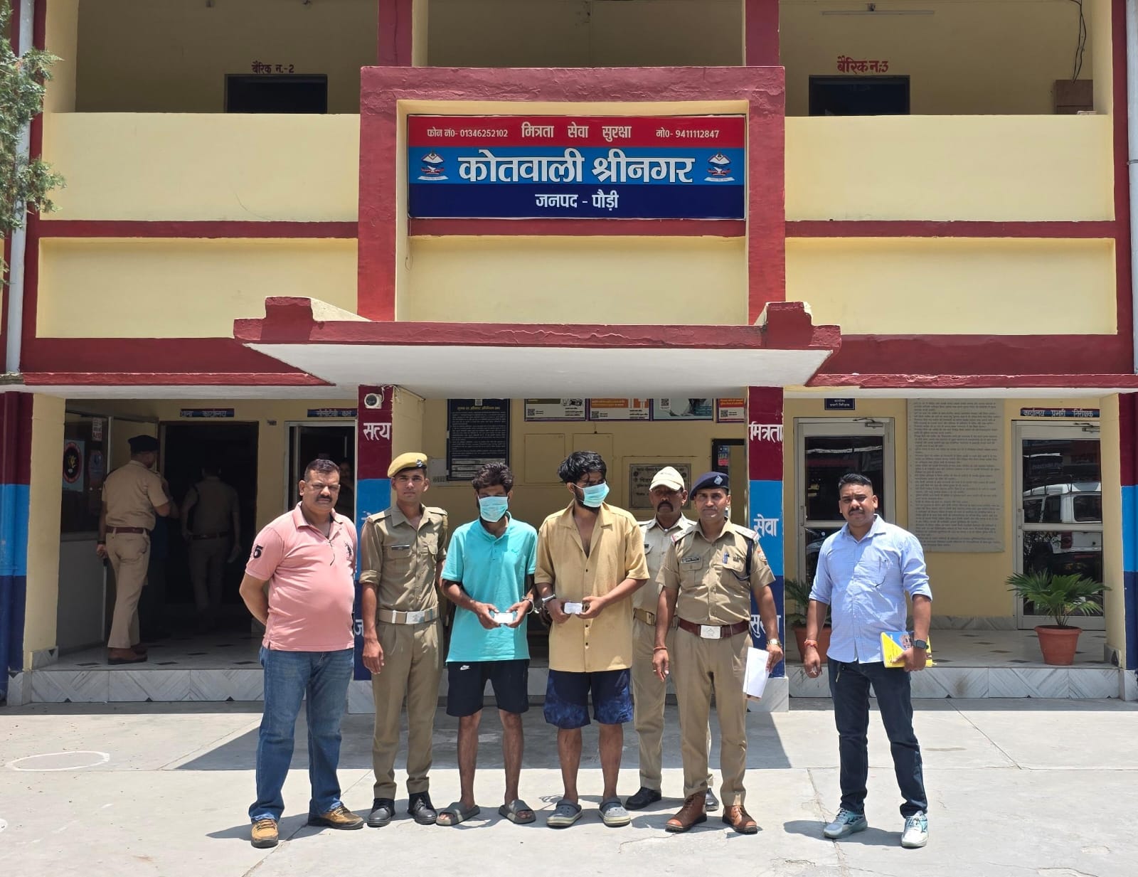 श्रीनगर पुलिस की गिरफ्त में दो नशा तस्कर श्रीनगर पुलिस की गिरफ्त में दो नशा तस्कर
