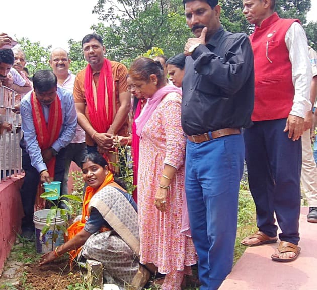 कार्यक्रम मे पौधा लगाती आशा लकड़ा कार्यक्रम मे पौधा लगाती आशा लकड़ा