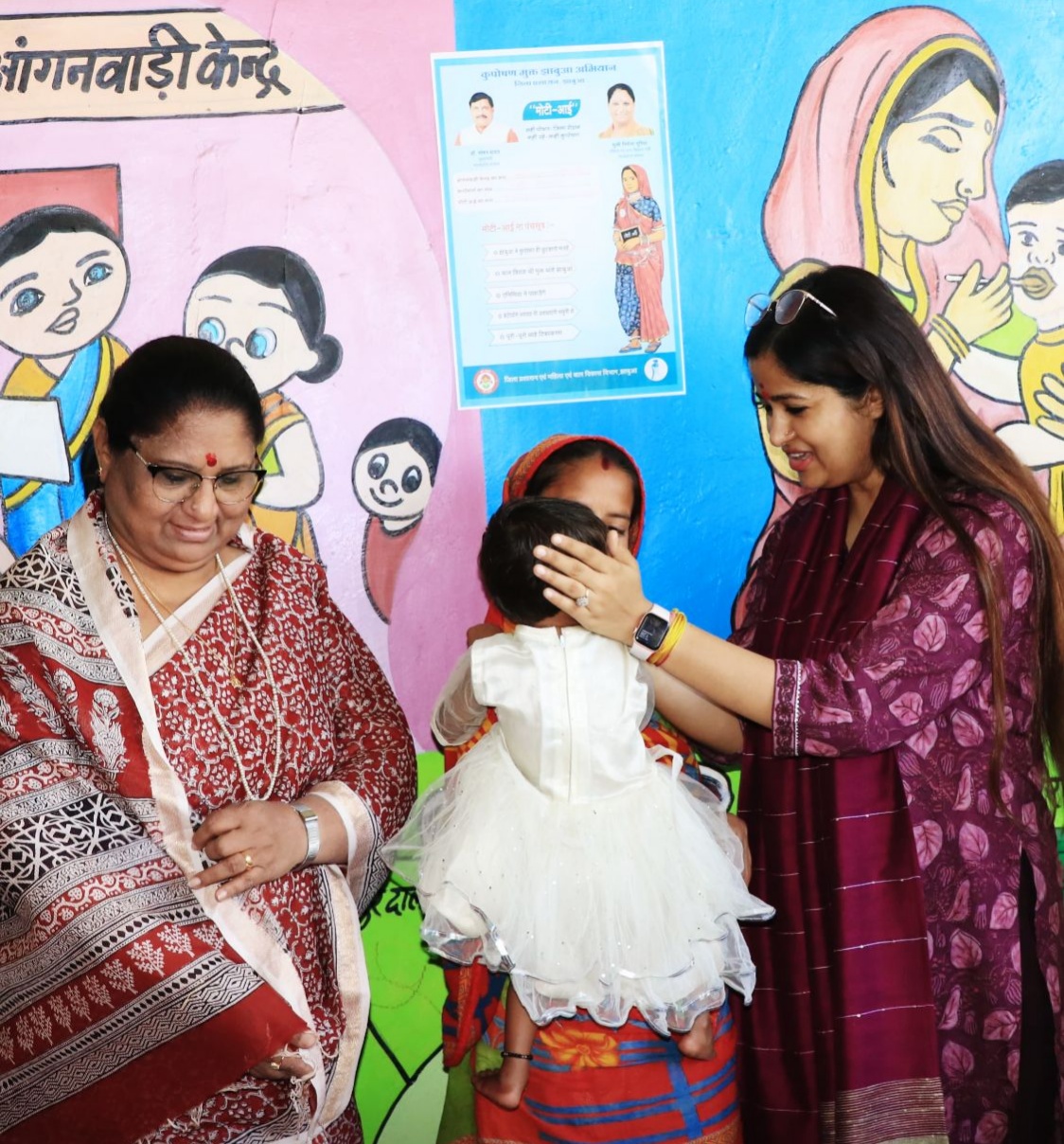 कुपोषित बच्चे के साथ मंत्री और कलेक्टर कुपोषित बच्चे के साथ मंत्री और कलेक्टर
