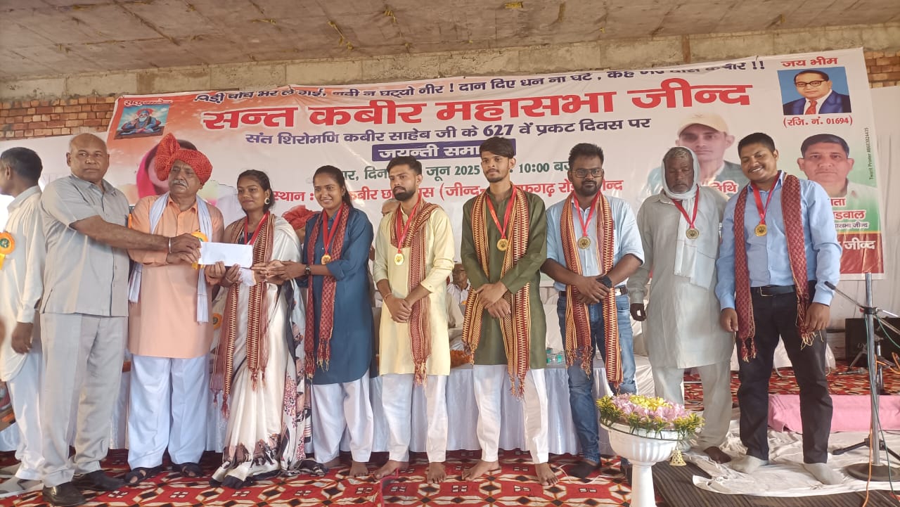 कार्यक्रम में होनहार छात्रा को सम्मानित करते हुए। कार्यक्रम में होनहार छात्रा को सम्मानित करते हुए।