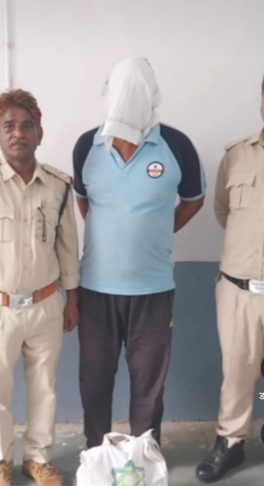 सवार गांजा तस्कर गिरफ्तार, पूछताछ जारी सवार गांजा तस्कर गिरफ्तार, पूछताछ जारी